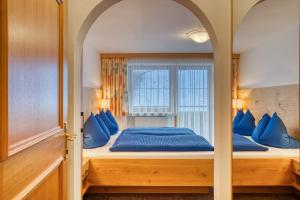 Postel nebo postele na pokoji v ubytování Alpenrose Tux