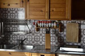 Η κουζίνα ή μικρή κουζίνα στο BBkey Chalet alle Terme +35 φωτογραφίες
