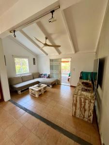un soggiorno con un divano e un tavolo di Villa authentique au bord de la rivière a Tamarin Altre 39 foto