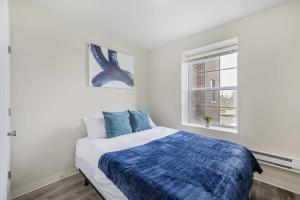 Postel nebo postele na pokoji v ubytování 2BR Brand New Apartment Near Henry Ford