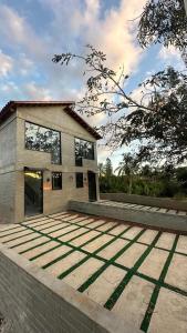 特里温福Loft Adélia的前面有围栏的建筑物