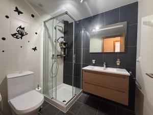 Koupelna v ubytování Grupo Gontad Apto Heol - Cabana de Bergantiños + 18 fotografií