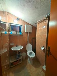 Koupelna v ubytování Apartments Turan Centrally Located with Free Parking + 17 fotografií