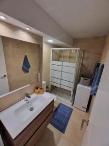 un baño con lavabo y ducha en The pool balcony Playa las Americas, en Csta Adje