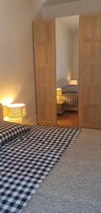 ヌイイ・シュル・セーヌにあるParis Neuilly Défenseのベッド2台と鏡付きのドアが備わる客室です。