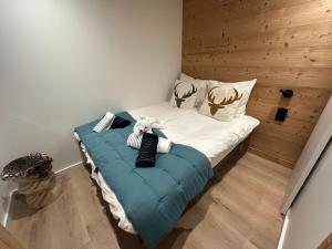 a bedroom with a bed with a blue blanket at Les loups blancs in Courchevel