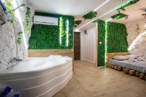O baie la Romantic Chalet with Jacuzzi & Sauna- Trebević near Sarajevo