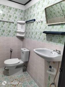 a bathroom with a toilet and a sink at Alanta aonang resort in Ban Khlong Haeng