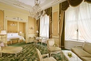 Rúm í herbergi á Hotel Imperial, a Luxury Collection Hotel, Vienna