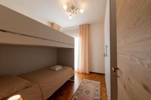 Un pat sau paturi într-o cameră la Villa Marmarole a Calalzo +37 fotografii