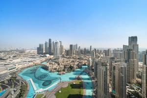 Bazén v ubytování 2BR Grande Downtown, Burj Khalifa View nebo v jeho okolí