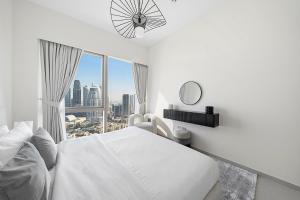 Postel nebo postele na pokoji v ubytování 2BR Grande Downtown, Burj Khalifa View