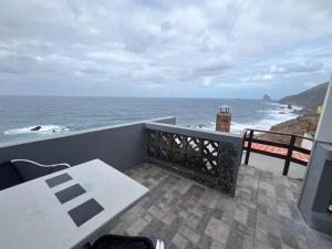 a balcony with a table and a view of the ocean at Casa Lucas dos in Almáciga