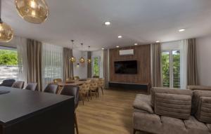 TV a/nebo společenská místnost v ubytování Beautiful Villa Amelie in Opatija