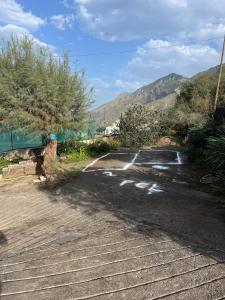 a dirt road with a mountain in the background at Casa lucas in Almáciga