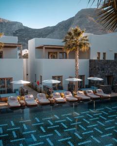Radisson Blu Zaffron Resort, Santorini内部或周边的泳池