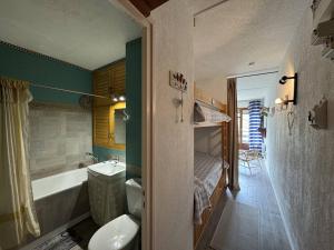 a bathroom with a tub sink and a toilet at Studio pour 4 avec accès direct aux pistes - FR-1-602-18 in Arette