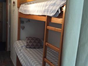 a bunk bed in a room with a bunk bed gmaxwell gmaxwell gmaxwell gmaxwell gmaxwell gmaxwell at Studio pour 4 avec accès direct aux pistes - FR-1-602-18 in Arette