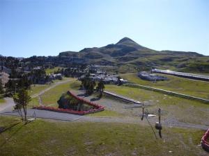 a view of a park with a mountain in the background at Studio pour 4 avec accès direct aux pistes - FR-1-602-18 in Arette