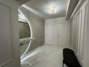 萨图马雷Sav Residence的一间带水槽和吊灯的浴室