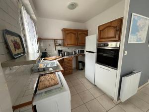 una cucina con frigorifero bianco e bancone di maison crozon-le fret au calme animaux acceptés a Crozon