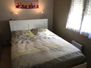 una camera con letto e testata bianca di maison crozon-le fret au calme animaux acceptés a Crozon