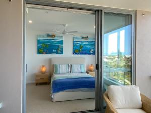 Giường trong phòng chung tại NEW BEACH Luxury 3B 2B unit - Ocean Views - 250m 2 BUDDINA BEACH!