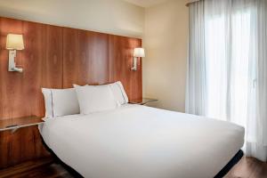 Postel nebo postele na pokoji v ubytování AC Hotel La Línea by Marriott