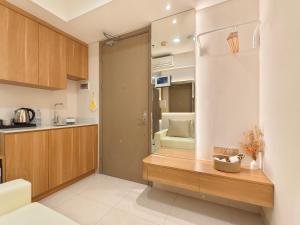 Kuchyň nebo kuchyňský kout v ubytování Studio Sea View Apartment at Gold Coast PIK by MYsweethome