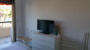Telewizja i/lub zestaw kina domowego w obiekcie Moderne Appartement Cannes Californie