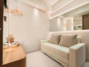 Posezení v ubytování Studio Sea View Apartment at Gold Coast PIK by MYsweethome