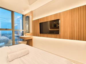 Postel nebo postele na pokoji v ubytování Studio Sea View Apartment at Gold Coast PIK by MYsweethome