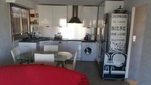 kuchnia ze stołem i jadalnią w obiekcie Moderne Appartement Cannes Californie w Cannes
