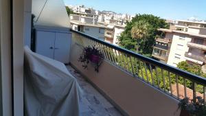balkon z widokiem na miasto w obiekcie Moderne Appartement Cannes Californie w Cannes
