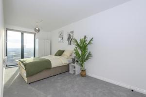 Postel nebo postele na pokoji v ubytování Superior 1 Bed Apartment By Leeds Train Staiton