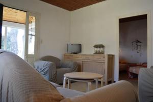 ein Wohnzimmer mit Sofa und Tisch in der Unterkunft SP000-017 Maison 3 pièces - 5 couchages St Pierre la mer in Saint Pierre La Mer