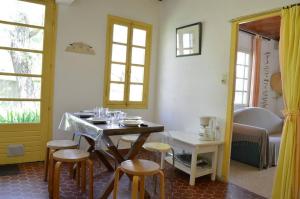 Zimmer mit einem Tisch, Stühlen und einem Bett in der Unterkunft SP000-017 Maison 3 pièces - 5 couchages St Pierre la mer in Saint Pierre La Mer