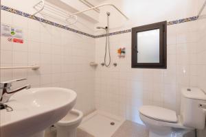 Ванная комната в Hostal Sa Baronia