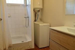 ein Badezimmer mit Dusche, Toilette und Waschbecken in der Unterkunft SP000-017 Maison 3 pièces - 5 couchages St Pierre la mer in Saint Pierre La Mer + 12 Fotos