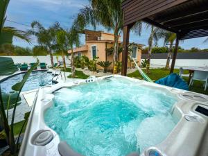 Bazén v ubytování Antonakisvilla - Luxury Pool, jacuzzi & SeaView Retreat nebo v jeho okolí