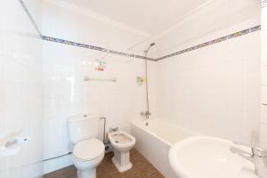een badkamer met een toilet, een bad en een wastafel bij Hostal Sa Baronia in Banyalbufar +37 foto's