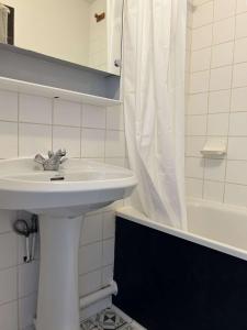 Bilik mandi di SP150-003 Appt Studio 4 couchages SAINT PIERRE LA MER