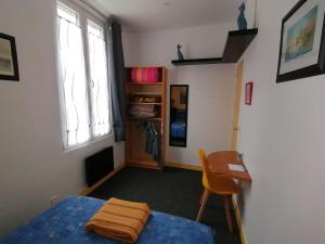 TV a/nebo společenská místnost v ubytování Maison Antony parking gratuit proche Paris