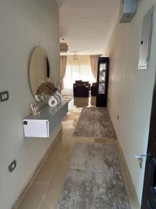 ein Wohnzimmer mit Spiegel und Couch in der Unterkunft madinaty in Madinaty