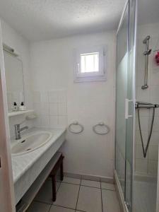 Kúpeľňa v ubytovaní PERLES DU SOLEIL Jolie villa T2 mezzanine piscine Rochelongue Cap d'Agde