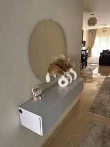 einen Spiegel auf einer Kommode im Wohnzimmer in der Unterkunft madinaty in Madinaty + 15 Fotos