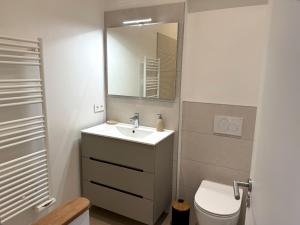 Phòng tắm tại L'Olivette,Garage, Jardin, Proche centre-ville +18 ảnh