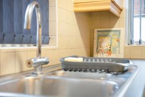ダーリントンにあるNEW! 2BR in Dundee Streetの食器ラックが上に付いたキッチンシンク +25枚の写真