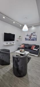 TV i/ili multimedijalni sistem u objektu Apartmani i sobe Gromilovic