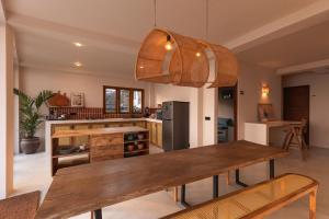 Una cocina con una mesa de madera y un comedor. en Soul Temple of Surfing, en Ahangama